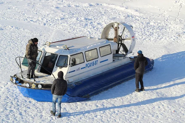 Aerodeslizador en el río congelado: El conductor se comunica con los pasajeros Rusia, Saratov-enero, 2018 — Foto de Stock
