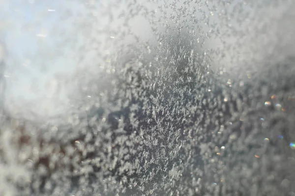 Padrões gelados na janela pela manhã — Fotografia de Stock