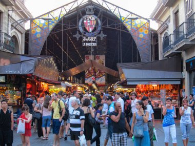 Barcelona - 11 Eylül - İspanya 'nın Barselona bölgesindeki Ciutat Vella bölgesinde büyük bir kamu pazarı olan Mercat de Sant Josep de la Boqueria. Bu pazarda çok çeşitli mallar var..