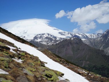 Büyük doğa sıradağları. Beyaz kar dağı veya yeşil alanlar, mavi gökyüzü arka plan ile volkan Elbrus amazing perspektif. Elbrus manzara görünümü - Rusya ve Avrupa'nın en yüksek zirvesi