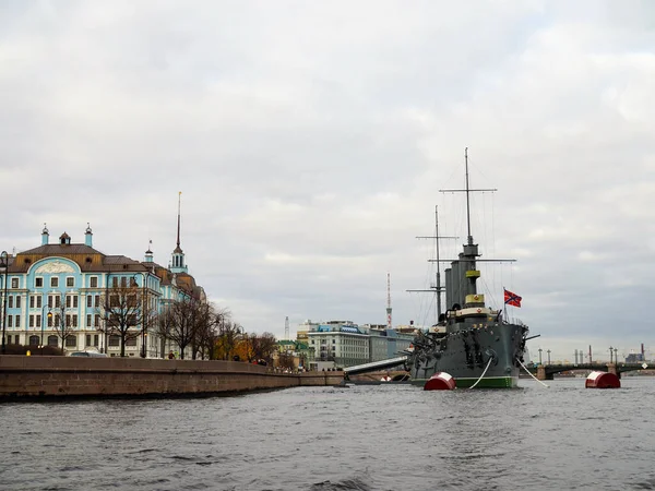 São Petersburgo, RÚSSIA - 24 de outubro de 2019: Cruzador Aurora, o navio de guerra brilhou Grande Revolução Comunista de Outubro em 1917 — Fotografia de Stock