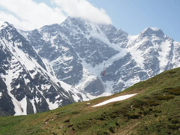 Hermoso paisaje de montaña del Cáucaso. Vista del glaciar llamado Seven. Vista de las montañas Donguz - Orun, Nakra. Paisaje con picos de nieve, nubes blancas y verdes colinas — Foto de Stock