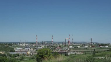 Mavi gökyüzü arka planına sahip petrol rafinerisi ve petrokimya fabrikası, beyaz petrol ve gaz rafineri tankı, sanayi bölgesinden petrol rafinerisi iş gücü ve enerji petrolü..