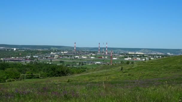 Raffinerie Pétrole Usine Architecture Pétrochimique Industrielle Avec Fond Bleu Ciel — Video