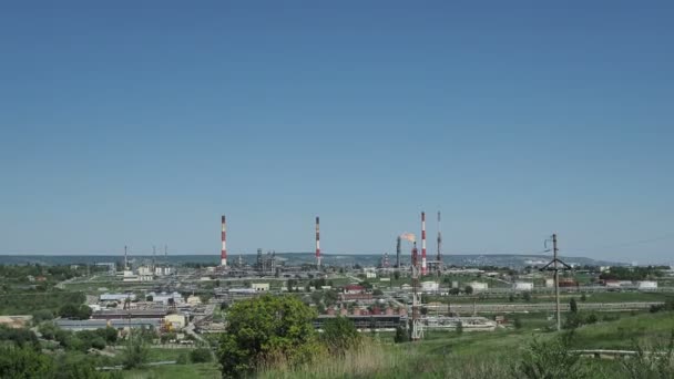 Impianto Raffineria Petrolio Architettura Petrolchimica Industriale Con Sfondo Blu Cielo — Video Stock