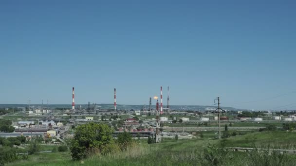 Oljeraffinaderi Och Petrokemisk Arkitektur Anläggning Industriell Med Blå Himmel Bakgrund — Stockvideo