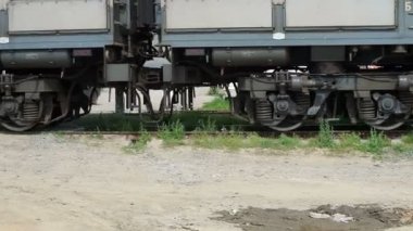 Tren tekerlerini ve yük arabalarını kapatın. Kameranın önünden geçin..