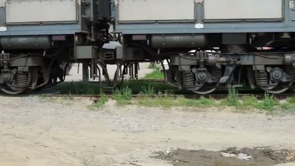 Крупный План Железнодорожных Колес Вагонов Проезда Рудного Поезда Мимо Камеры — стоковое видео