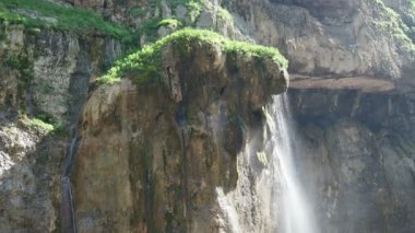 Kayalara şelale sıçrıyor. Süper temiz ve soğuk şelale