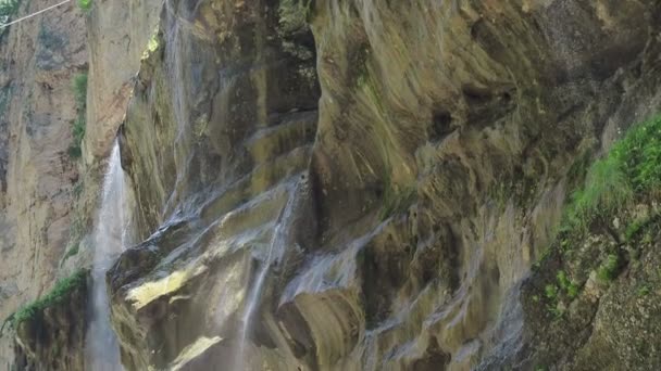 Waterval Spetterend Rotsen Super Schone Koude Waterval — Stockvideo