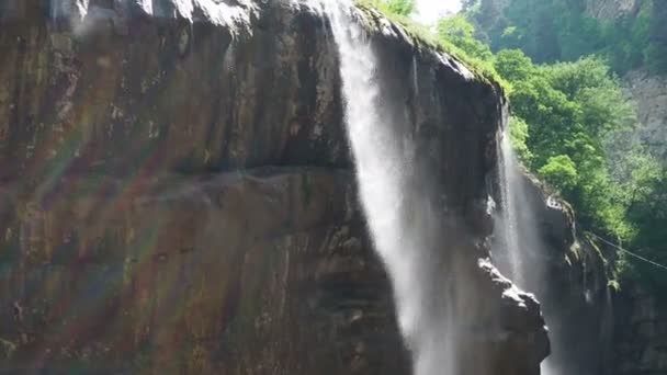 Waterval Spetterend Rotsen Super Schone Koude Waterval — Stockvideo