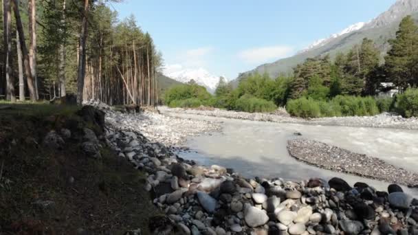 Flug Über Die Berge Elbrus Fliegen Über Den Fluss Waldtal — Stockvideo