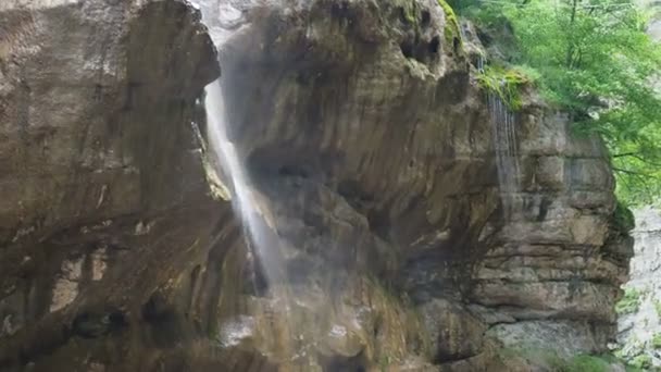 Waterval spetterend op de rotsen. super schone en koude waterval — Stockvideo