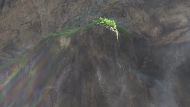 Waterval spetterend op de rotsen. super schone en koude waterval — Stockvideo
