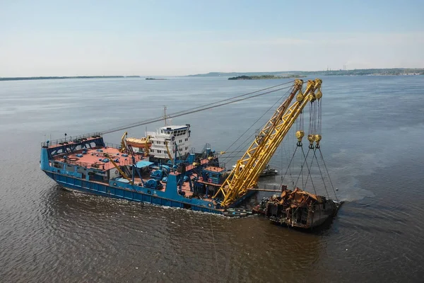 Oroszország Saratov 2020 Június Ipari Hajó Daru Eltávolította Régi Elsüllyedt — Stock Fotó