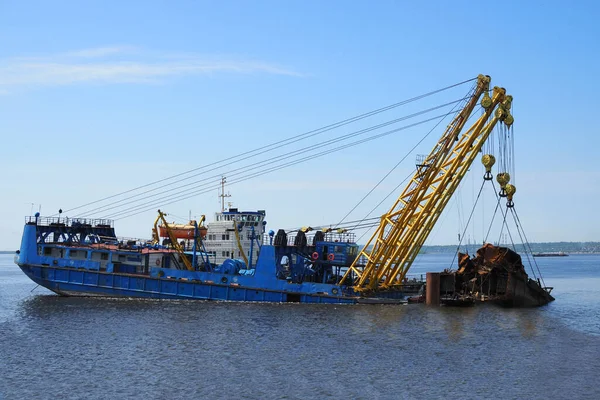 Industrieel Schip Kraan Verwijderde Het Oude Gezonken Schip Uit Rivier — Stockfoto