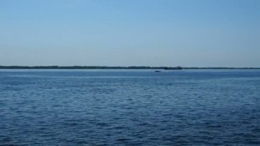 Nehirde ya da gölde bir tekne.