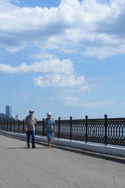 Sevgi dolu yaşlı bir çift, yürüme sırasında kovid 19 salgını nedeniyle maskeyle korunuyor.