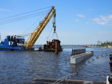 Endüstriyel gemi vinci eski batık gemiyi nehirden çıkardı.