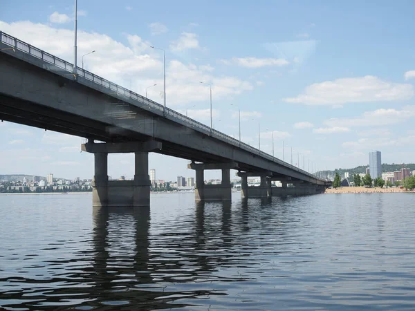 Brückenpfeiler Brückenaustausch Auf Himmelshintergrund Moderne Straßenkreuzung Über Den Fluss Konzept — Stockfoto