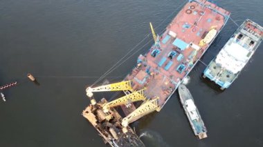 Rusya, Saratov - Haziran 2020. Endüstriyel gemi vinci eski batık gemiyi nehirden çıkardı.