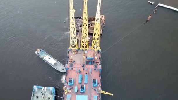 Rusia Saratov Junio 2020 Grúa Barco Industrial Retiró Viejo Barco — Vídeos de Stock
