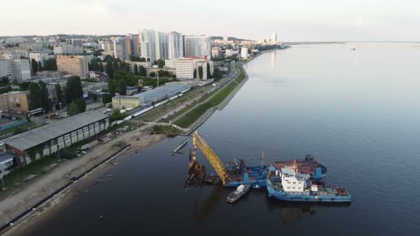 Ρωσία Saratov Ιούνιος 2020 Βιομηχανικό Πλοίο Γερανός Αφαιρεθεί Παλιό Βυθισμένο — Αρχείο Βίντεο