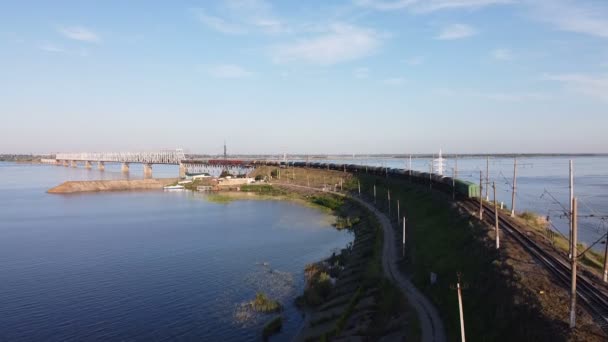 Letecké Létání Lokomotivou Vtahuje Mostu Přes Řeku Při Západu Slunce — Stock video