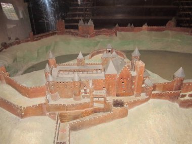 Cite de Carcassonne 'un ölçekli modeli. Model, iç ve dış duvarları olan tam bir ortaçağ kalesini gösteriyor..