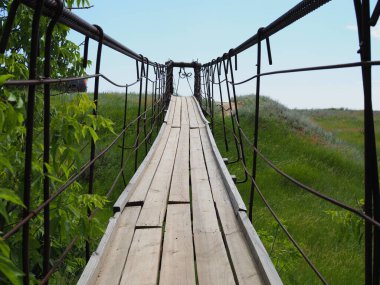 Nehrin üzerindeki ahşap köprü