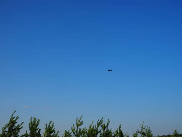 Helicóptero Militar Una Nube Blanca Cielo Azul Concepto Cielo Pacífico — Foto de Stock