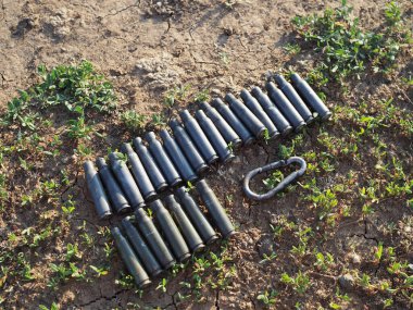 Kalaşnikof fişekleri, yakın plan. Ateş edilmiş silah davası geçmişi