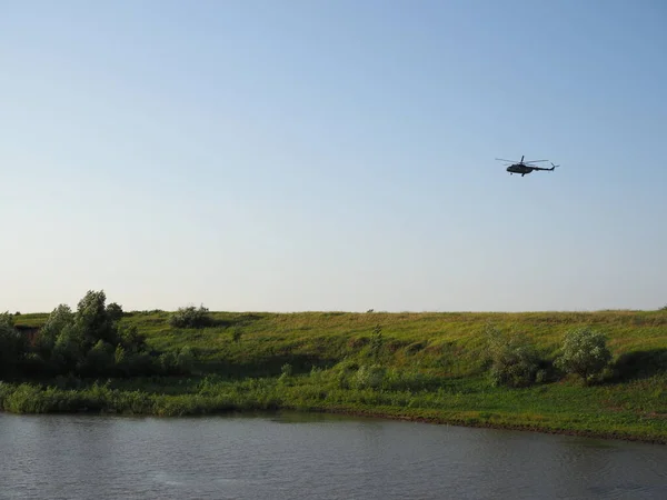 Helicóptero Militar Vuela Sobre Campo Lago —  Fotos de Stock