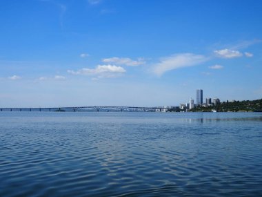 Volga üzerindeki Saratov köprüsünün güzel manzarası.