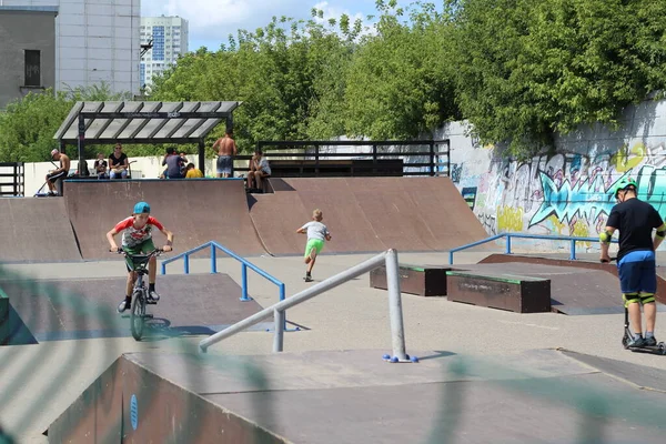 Skate Park Dzień Dostosowalne Odcienie Ciemne — Zdjęcie stockowe