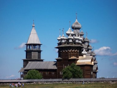 Rusya 'nın Karelia kentindeki Ladoga Gölü' ndeki Başkalaşım Kilisesi ile Kizhi Pogost 'ta turistler