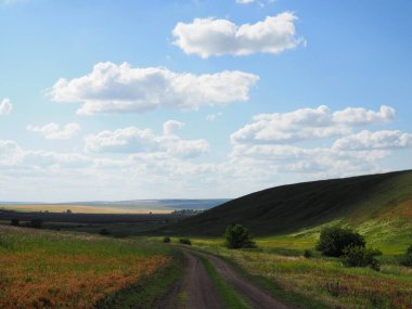 Kırsal araziden geçen otoban. Samanlı buğday tarlası. Hasat. Tepeler ve ormanlar. Panorama.