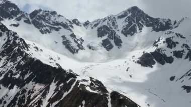 karlı dağ zirvesi ve bulutlu manzara