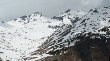 karlı dağ zirvesi ve bulutlu manzara