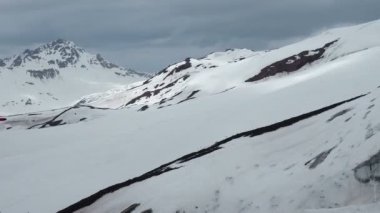 karlı dağ zirvesi ve bulutlu manzara