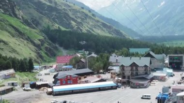 Rusya, Elbrus - Haziran 2019: Elbrus bölgesi. Azau Glade 'de. Yükseklerden manzara.