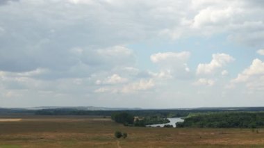 Rusya 'da Don nehrinin yakınındaki bozkır manzarası. Güzel yaz manzarası