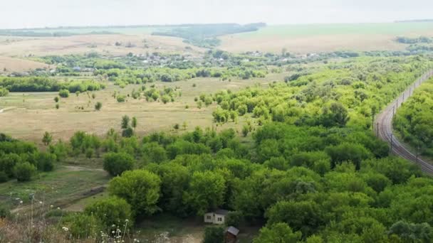 Bela área rural com cidade pequena e campos coloridos — Vídeo de Stock