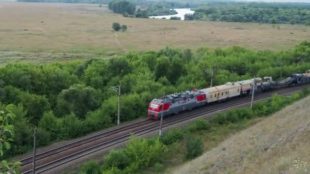 Voronezh, RÚSSIA - agosto de 2020: Reparar passeios de trem em ferrovias russas — Vídeo de Stock