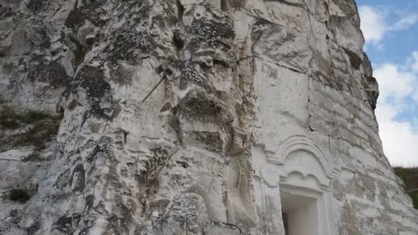 Divnogorie, région de Voronej, Russie, 28 juin 2018 : Monastère de l'Assomption de Divnogorsk, Église Notre-Dame de Sicile. Pierres naturelles de craie. — Video