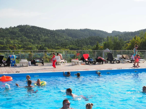 Sommer Schwimmen Die Menschen Den Freibädern Vor Der Malerischen Kulisse — Stockfoto