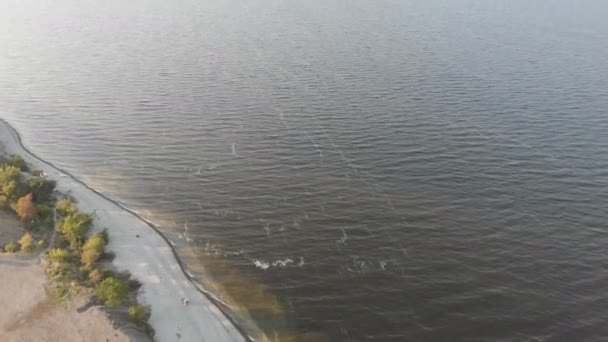 Drone Aerial Footage Море Пляжні Валуни Гальковий Берег Хвилі Заході — стокове відео