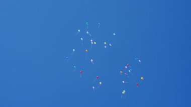 Havada uçuşan bir sürü renkli balon. Kutlama ve doğum günü konsepti