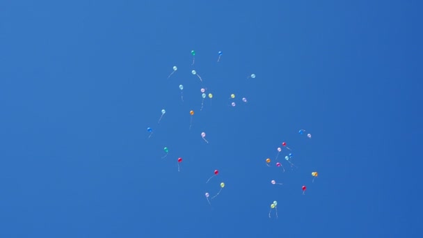 Wiele Kolorowych Balonów Latających Powietrzu Koncepcja Uroczystości Urodzin — Wideo stockowe