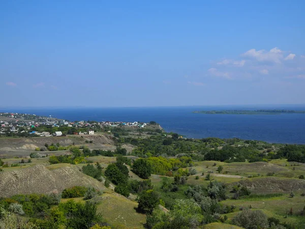 Petit Village Bord Rivière Paysage Estival Pittoresque — Photo